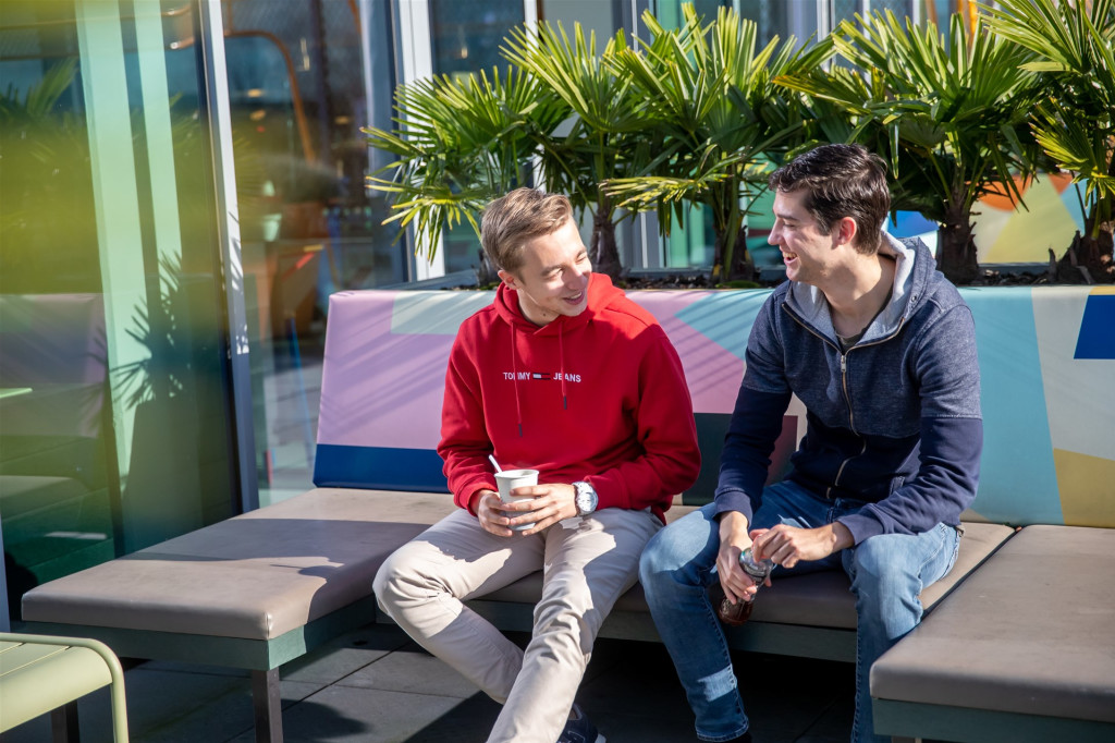 Twee studenten die met elkaar in gesprek zijn. 