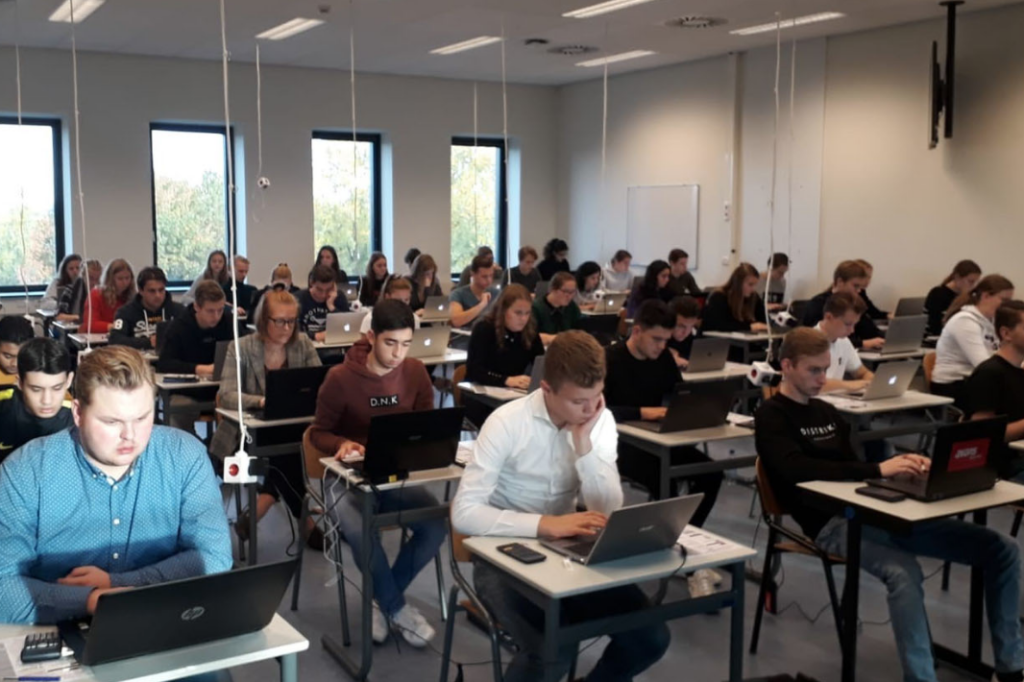 Primeur bij Avans: 650 studenten maken tegelijkertijd toets op eigen laptop