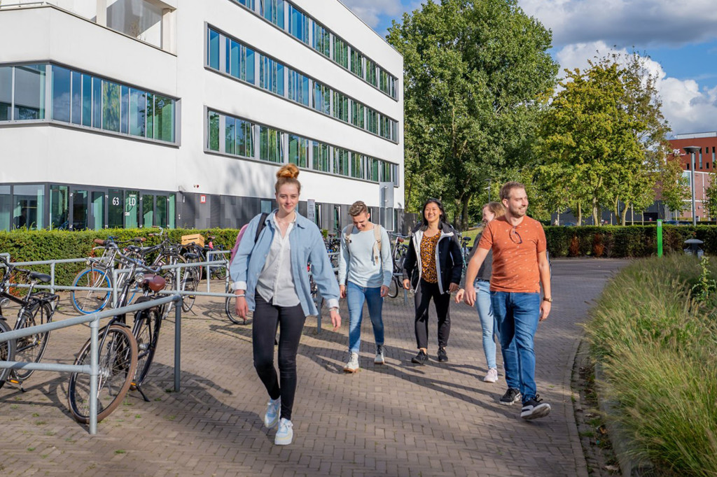 Studenten op de campus. 