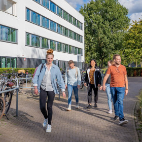 Studenten op de campus. 