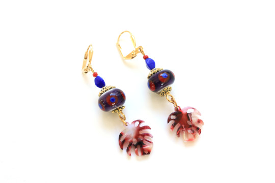 Boucles d'oreilles perle  ronde violet foncé à pois rouge et bleu marine et feuille exotique rouge