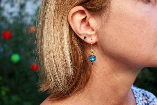 Boucles d'oreilles perle bleue effet lapis lazuli à picots