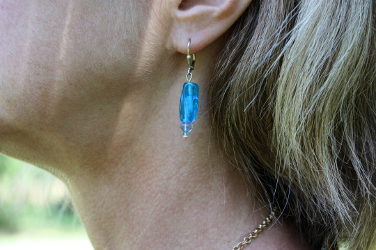 Boucles d'oreilles bleues en torsades