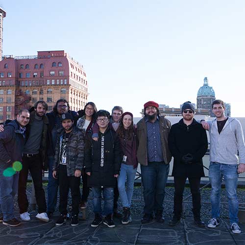 Andrea con altri studenti della VFS di fronte al Vancouver International Film Centre