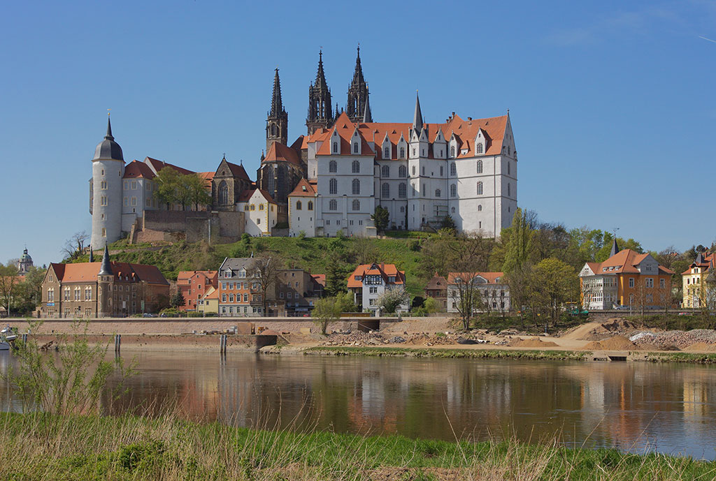 Der Burgberg über Meißen von der Elbe aus gesehen