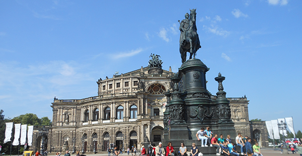 semperoper-mit-koenig-johann-denkmal