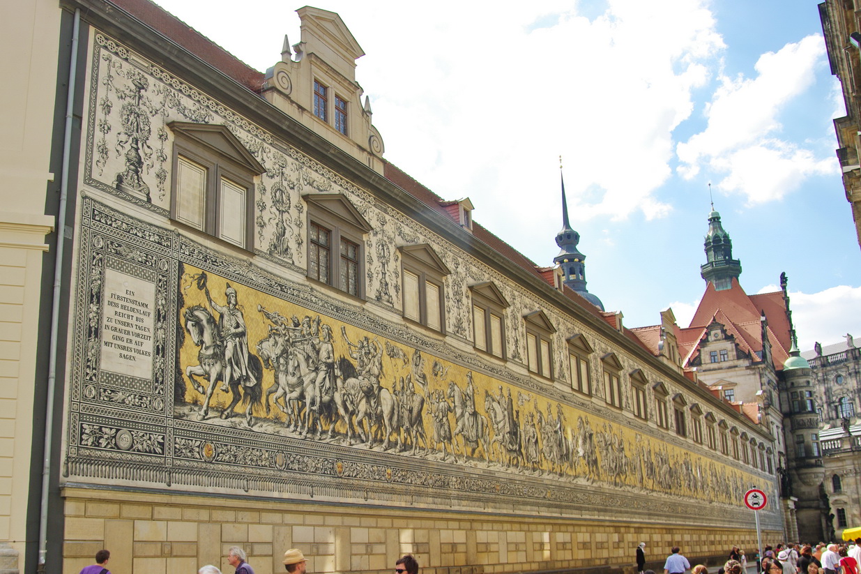 Fürstenzug, Mosaik an der Nordwand des Stallhofes. Augustusstraße, Dresden