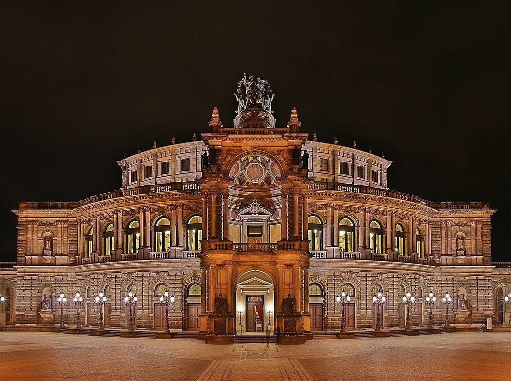 Die Semperoper in Dresden bei Nacht