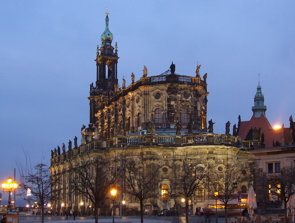 Kathedrale Sanctissimæ Trinitatis von Dresden (ehemals Katholische Hofkirche) bei Nacht