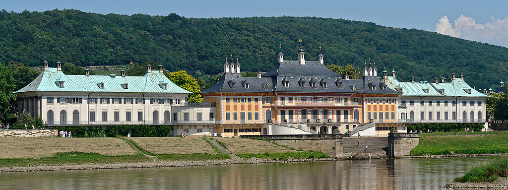 Blick über die Elbe auf das Schloss Pillnitz (Wasserpalais) von Kleinzschachwitz aus.