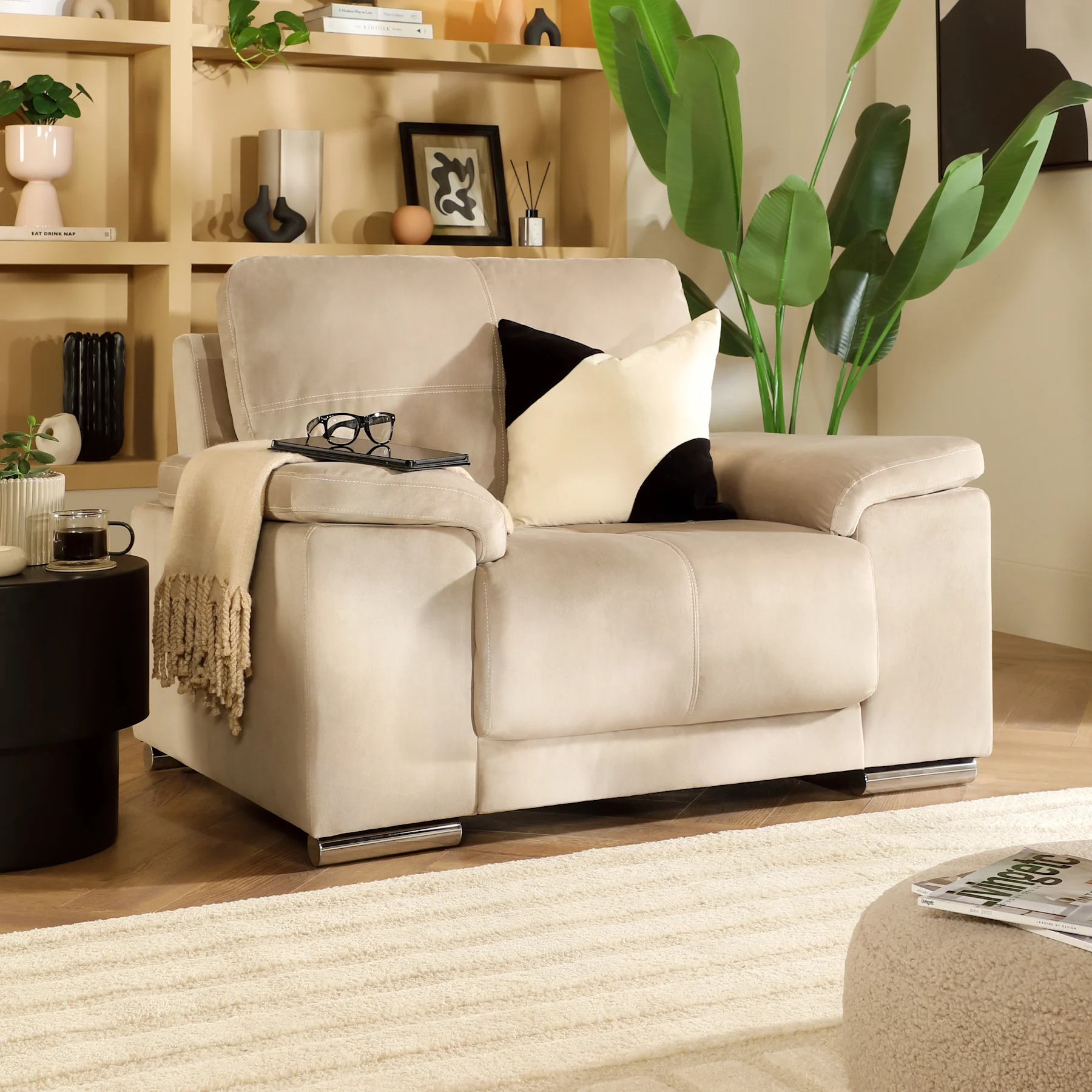 Kansas Armchair, Champagne Classic Velvet