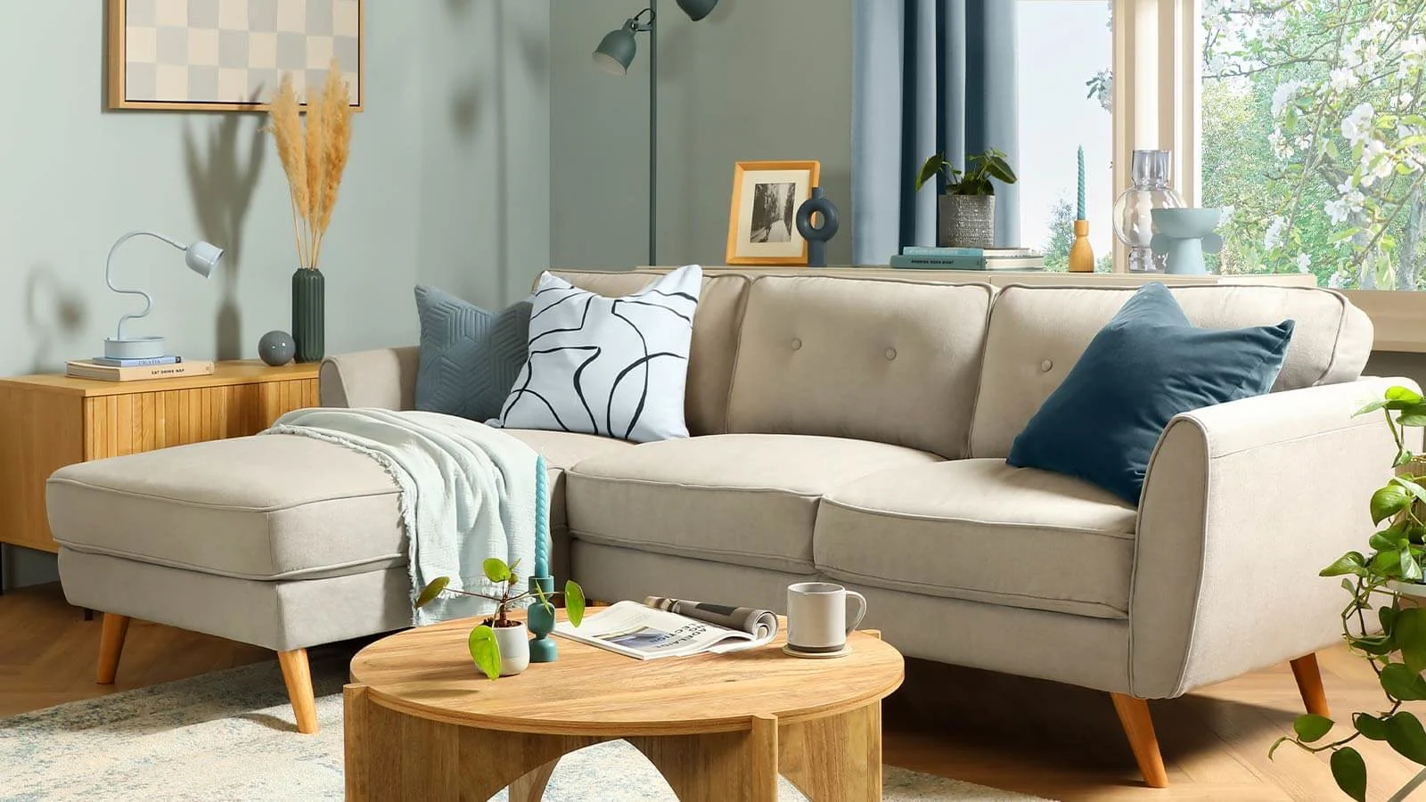  Blue living room ideas to stay on trend > banner