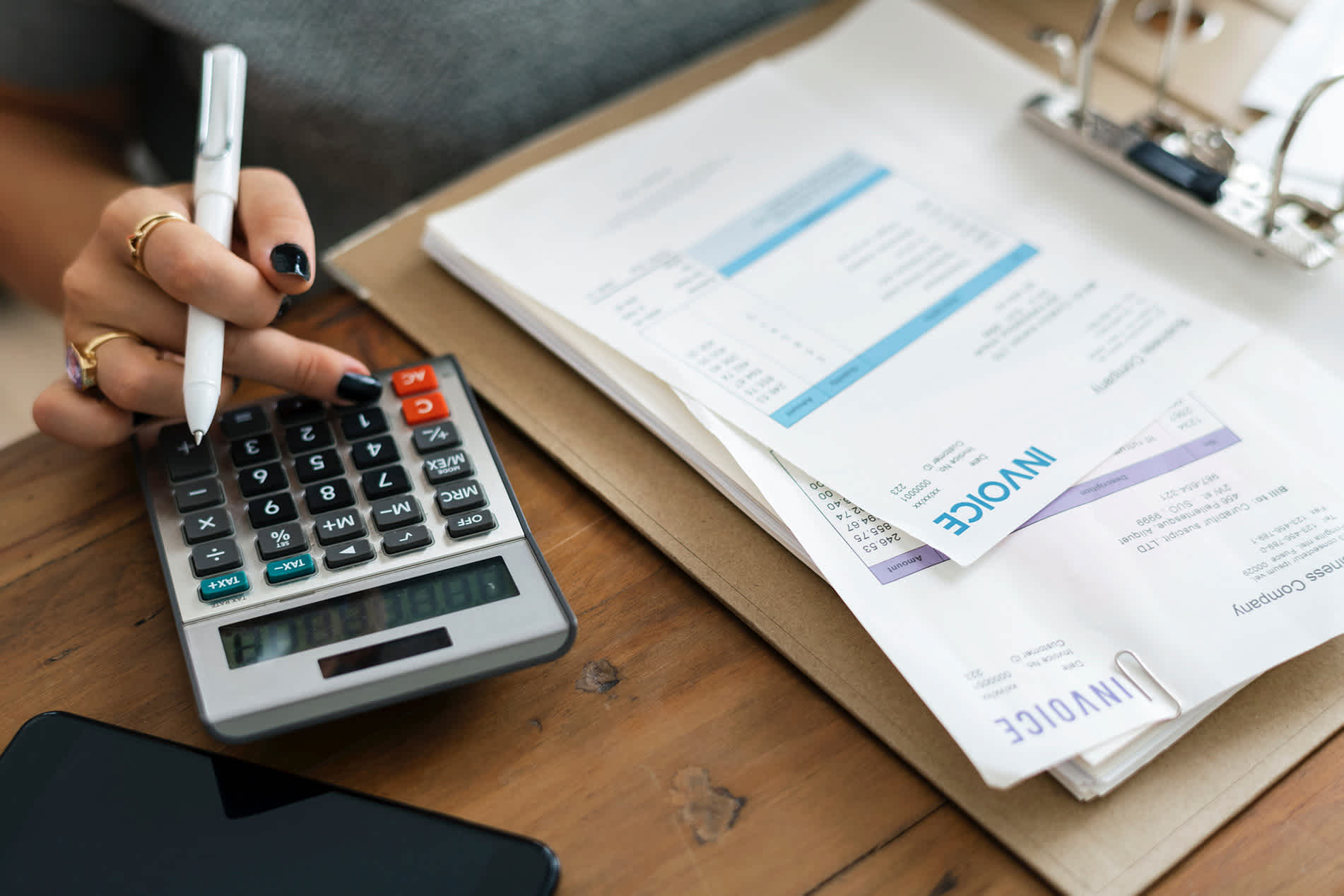 What Merchants Need to Know About Accounts Receivable Factoring