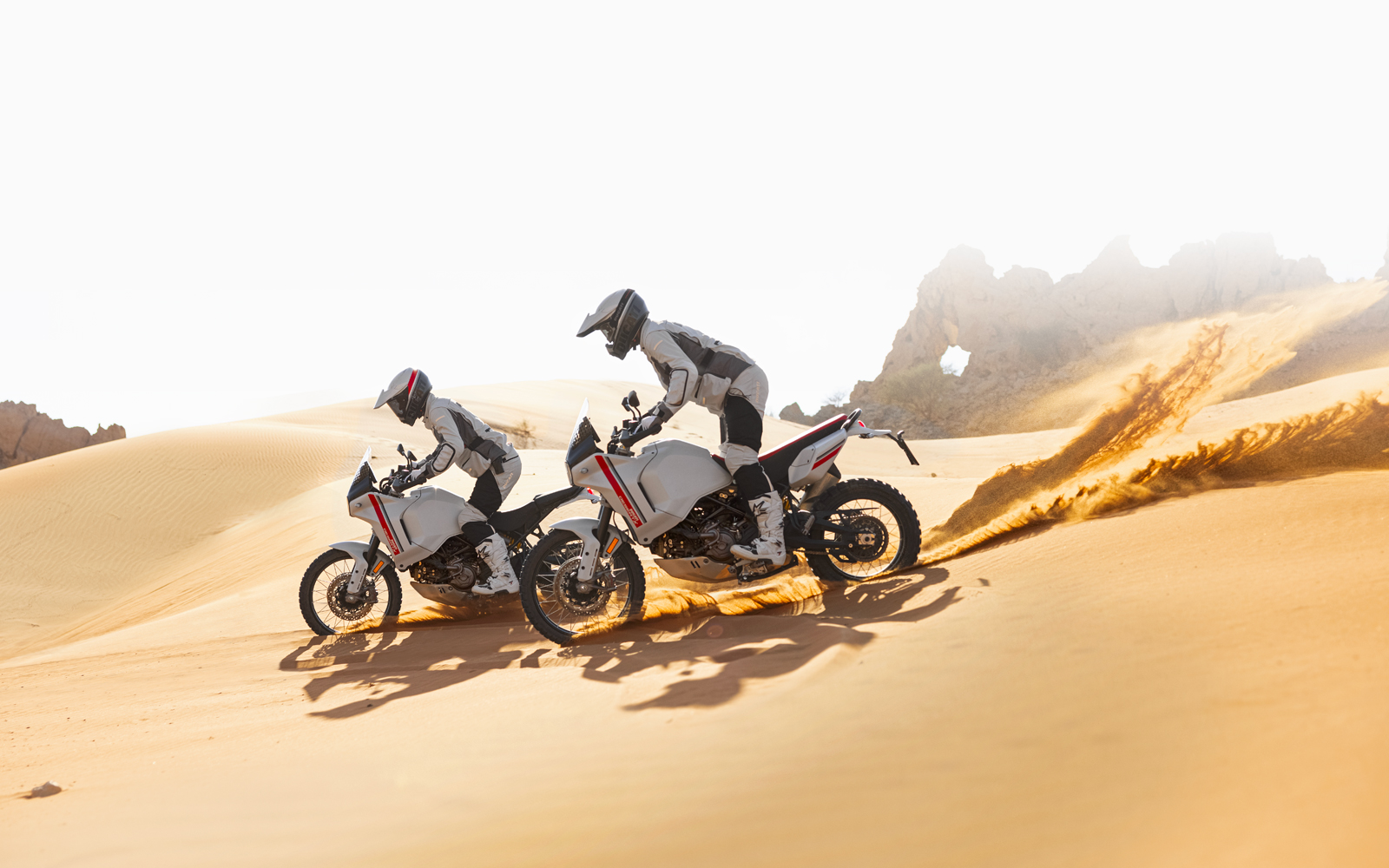 Ducati-Desert-X-MY22-Sospensioni-01-Hero