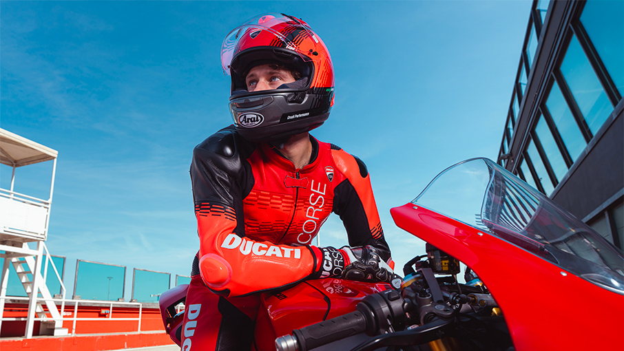 DUCATI ライディングスーツ （ブラック/レッド、サイズ52） Ducati 2021 Apparel Collection - Cycle News