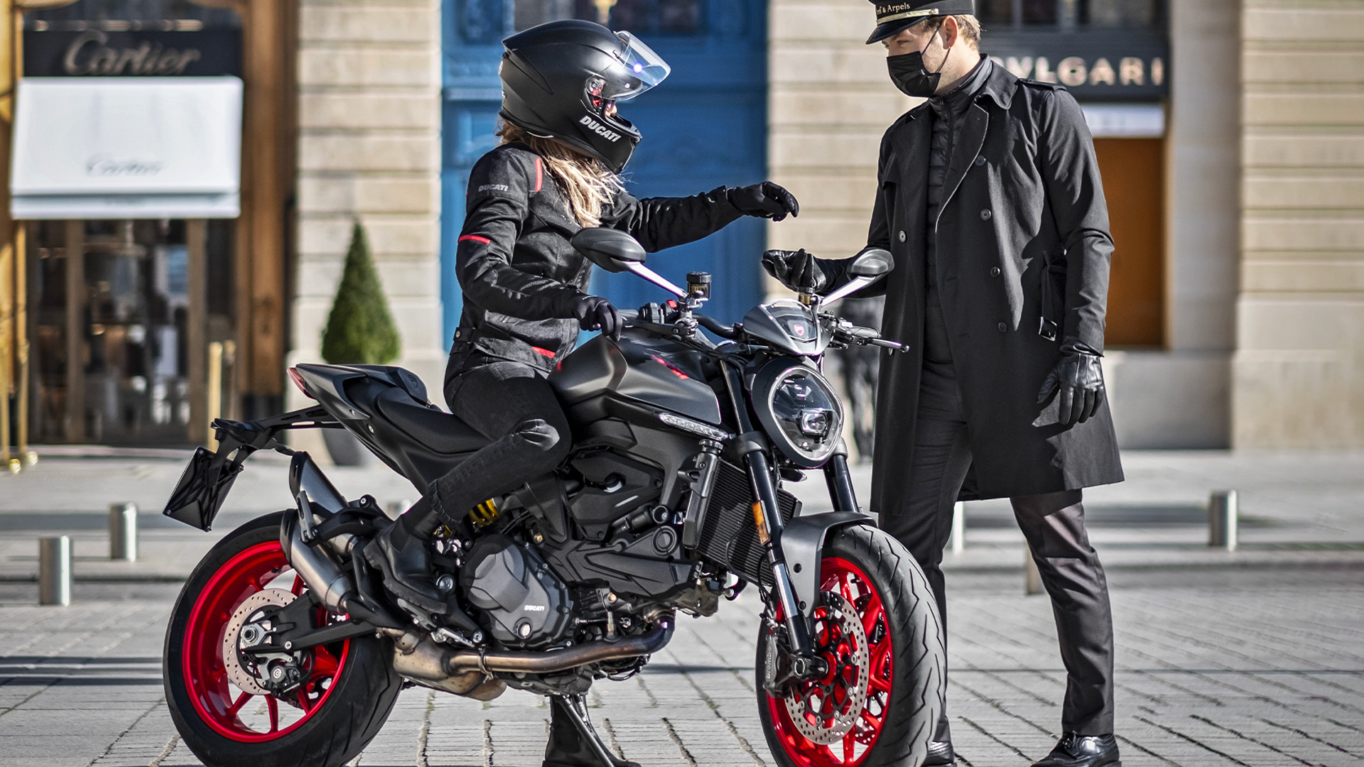 Ducati reinventa Monster, mas mantém esportividade da naked 'trintona' -  08/07/2023 - UOL Carros