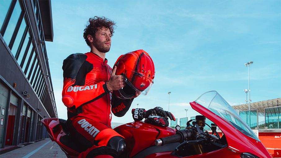 ドゥカティ レーシングスーツ – プロテクション＆快適性・公式ギア
