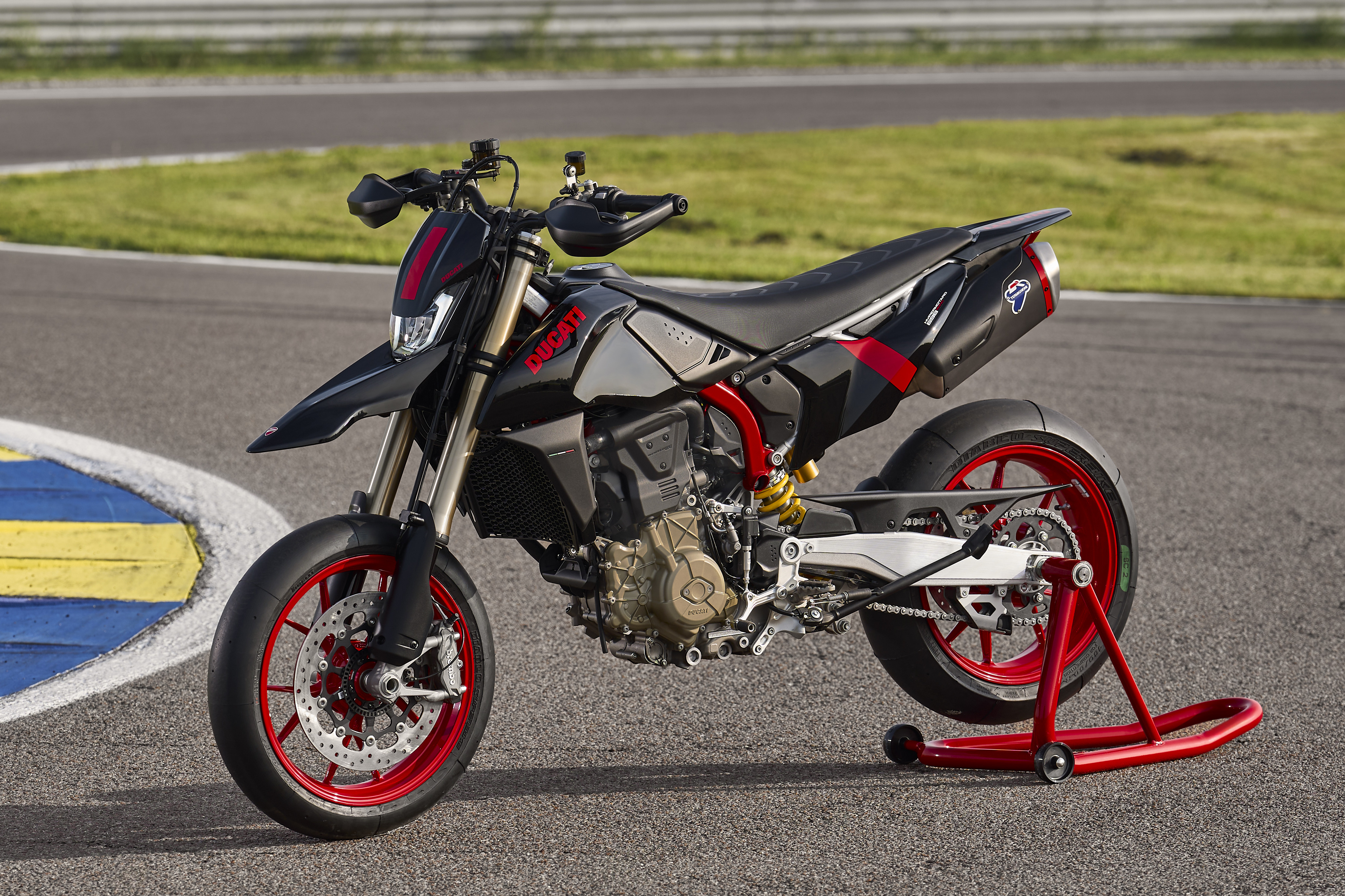 ドゥカティ、Hypermotard 698 Mono Neraを発表