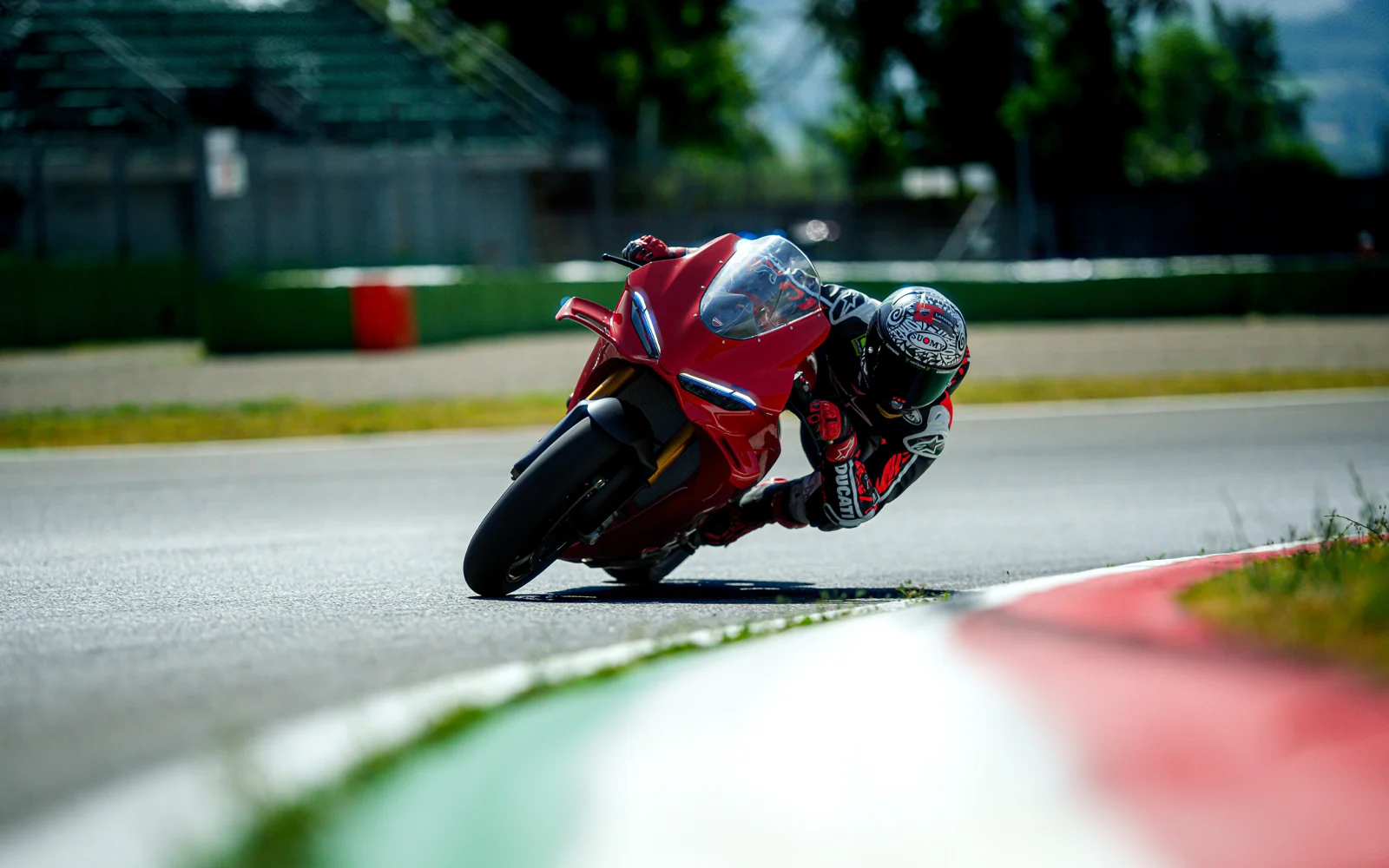 Performance Ducati Panigale V4 Más rápida que las emociones.