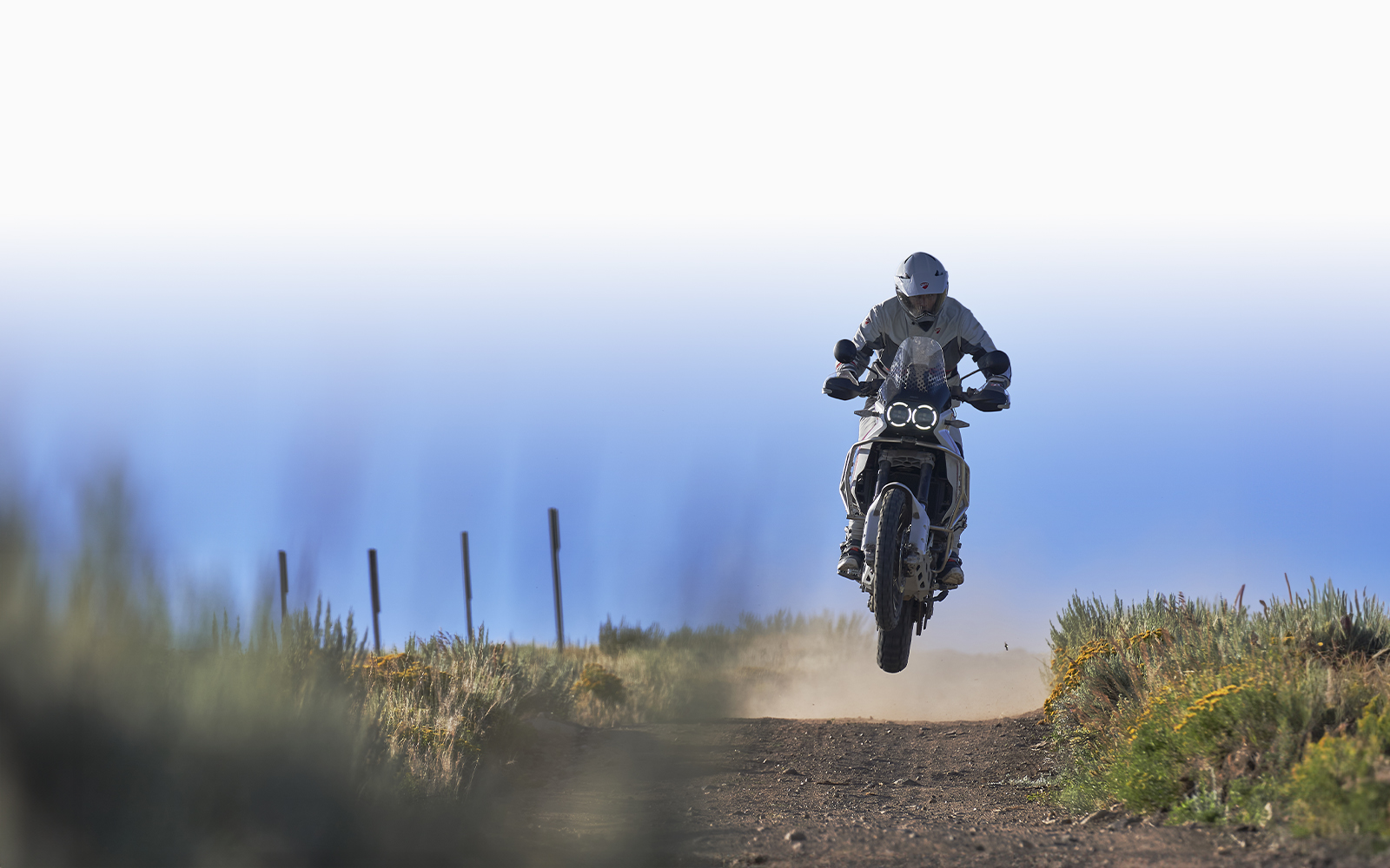 Ducati-DesertX-veicolo-hero-short-1600x1000-01.jpg