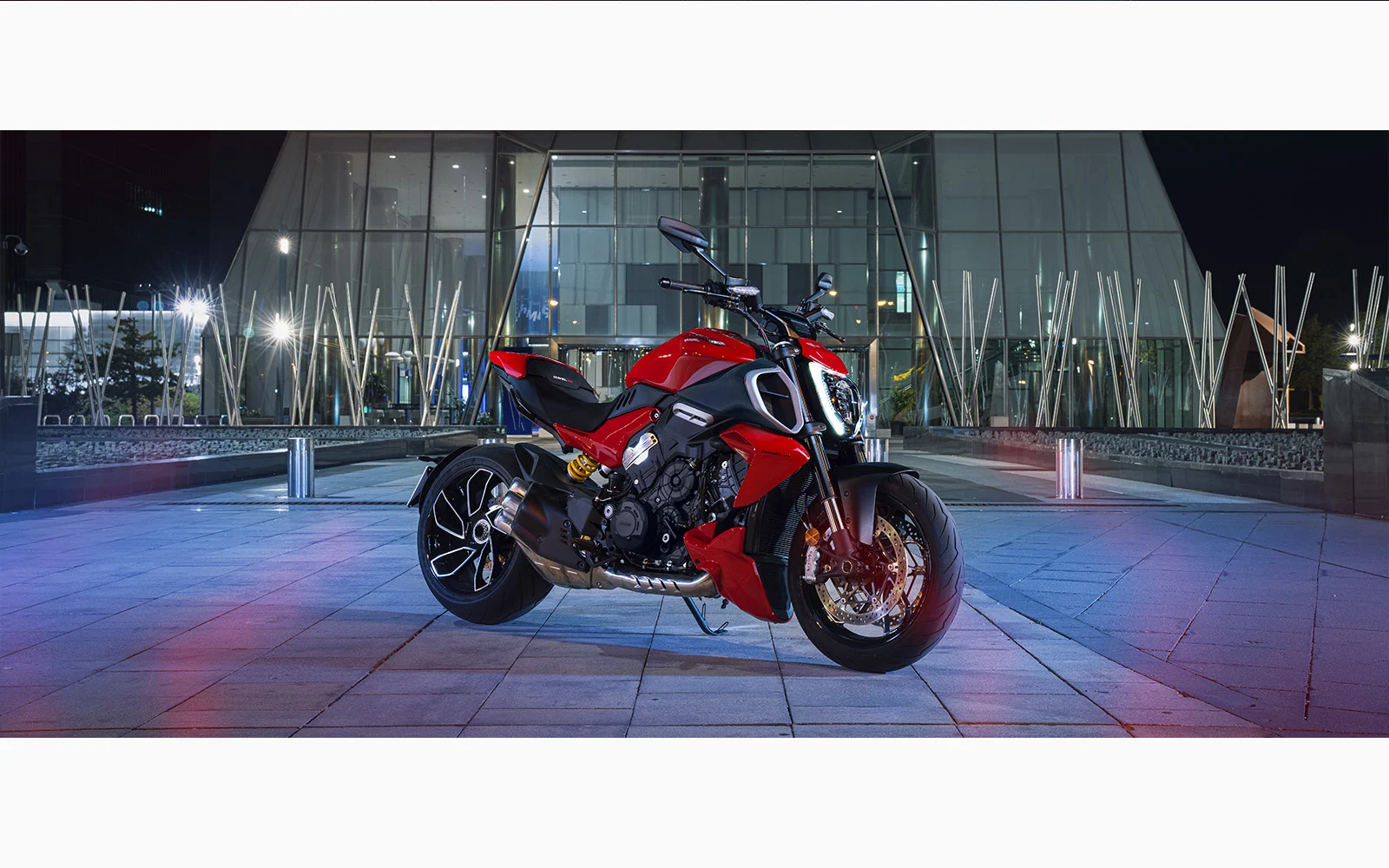 Une VMAX en 2023 ?? Ducati-Diavel-V4-MY23-overview-hero-short-1600x1000