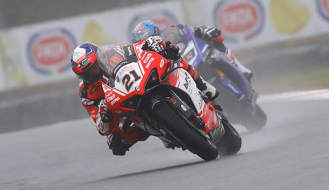 Barni Racing Team on defense in race 1 at Donington