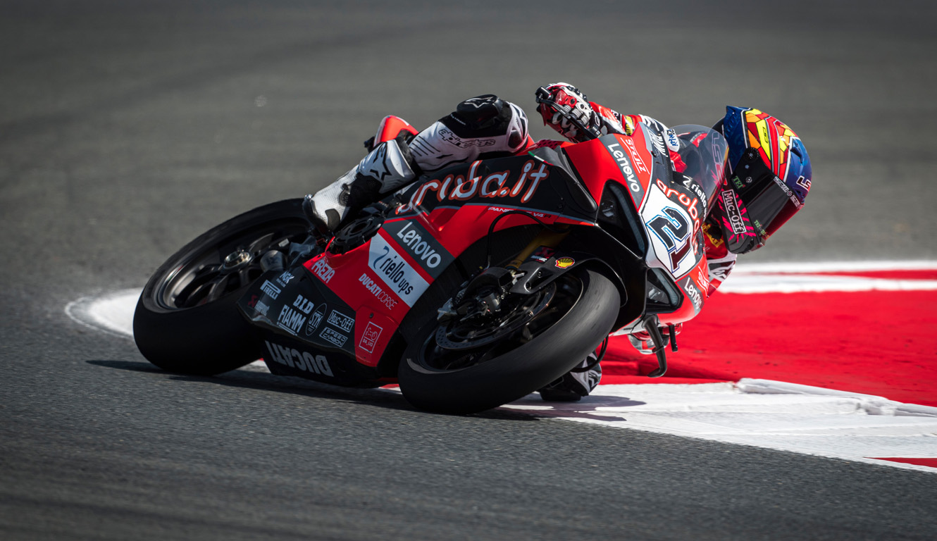 El equipo Aruba.it Racing - Ducati llega al circuito de Magny-Cours en ...