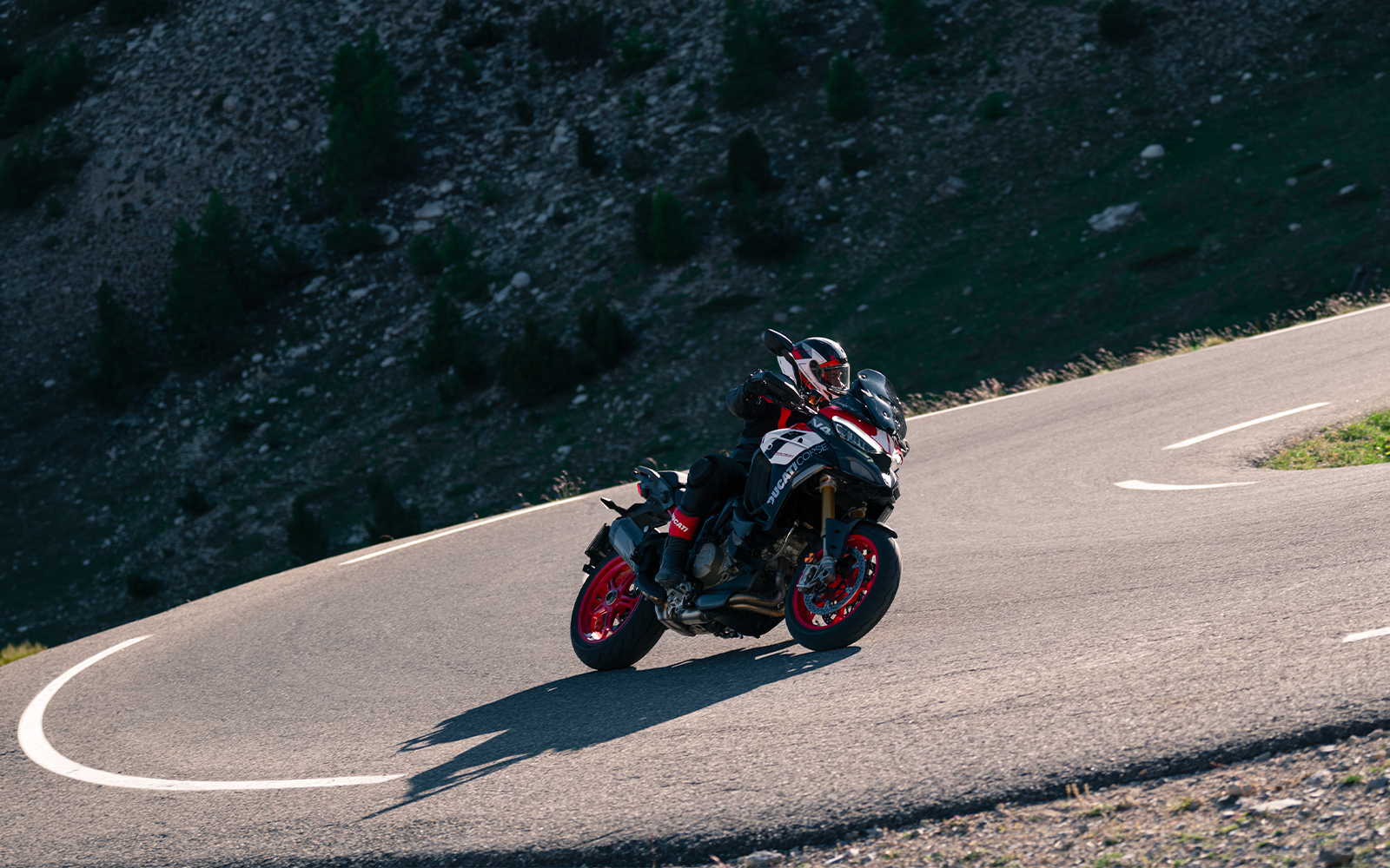 新型 Multistrada V4 Pikes Peak - あらゆるコーナーを制覇するために
