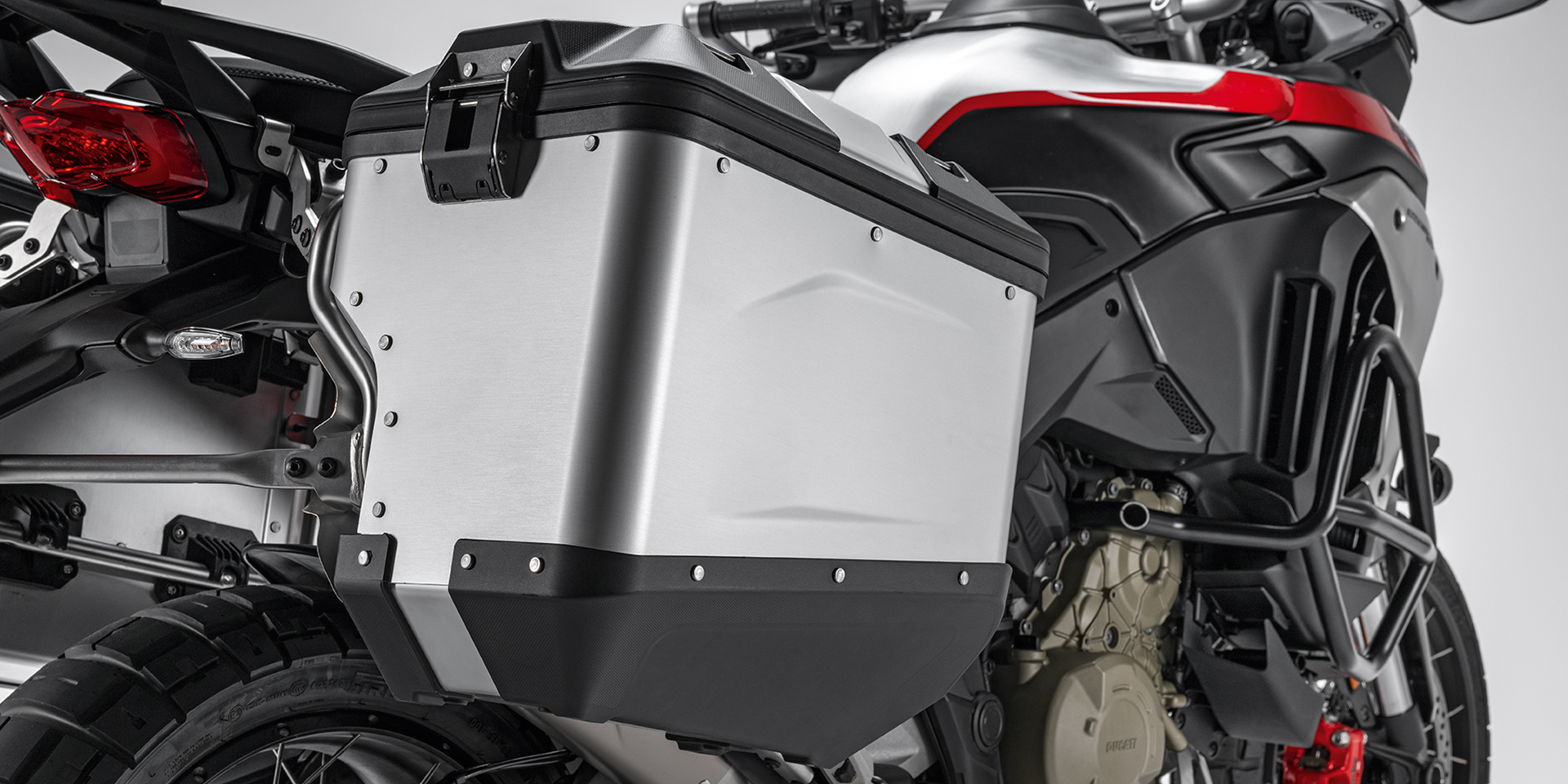 Gama de acessórios originais da Ducati para passeios no asfalto ou