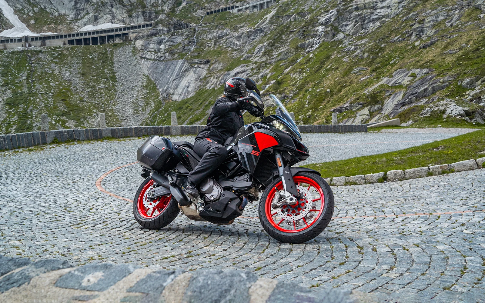 Ducati-Multistrada-V2-overview-hero-short-1600x1000.jpg