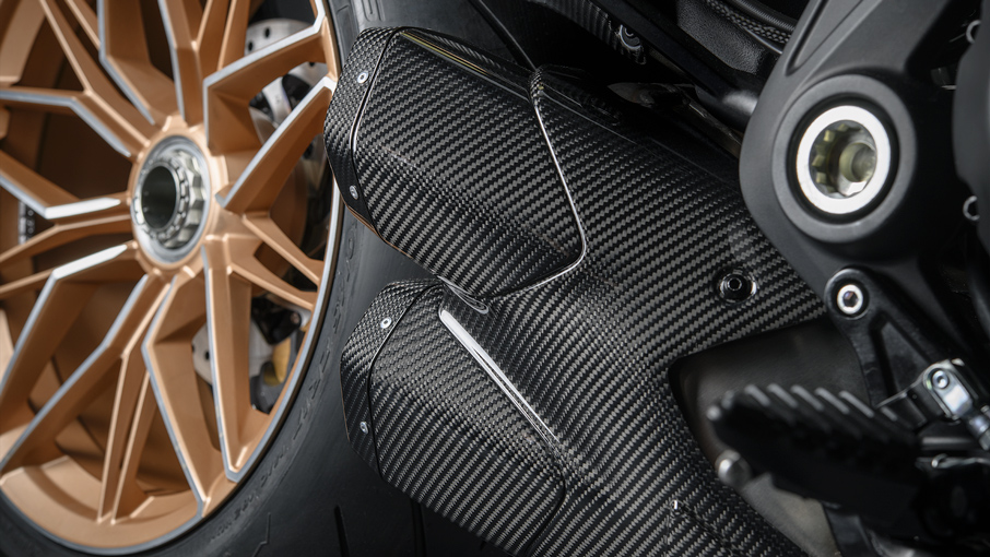Diavel-lambo-MY21-02-Overview-Dettagli-Gallery-906x510.jpg