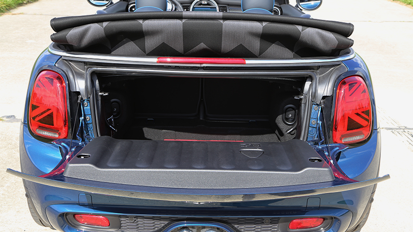 blauer Mini Cooper S Cabrio Kofferraum geöffnet