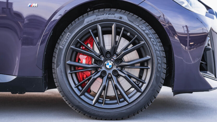 Detailaufnahme Felge und Bremse BMW M240i
