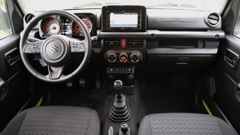 Cockpit des Suzuki Jimny mit Lenkrad und Infotainment