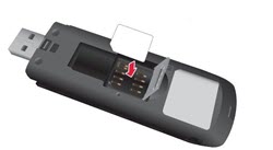 SIM-Karte mit Kontakten nach unten und abgeschrägter Ecke Richtung USB-Stecker einlegen.