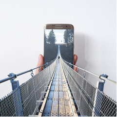 Handydisplay mit Bild einer Brücke