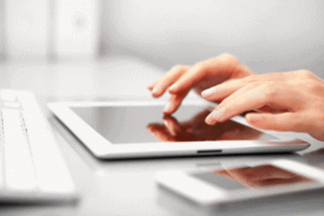 Tablet mit Smartphone und Tastatur