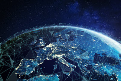 Telekommunikationsnetz über Europa aus dem Weltraum betrachtet