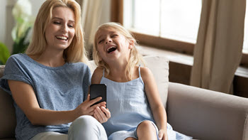 Frau mit Kind auf Sofa