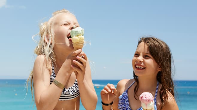 Tytöt kikattavat rannalla ja syövät jäätelöä Kyproksella.