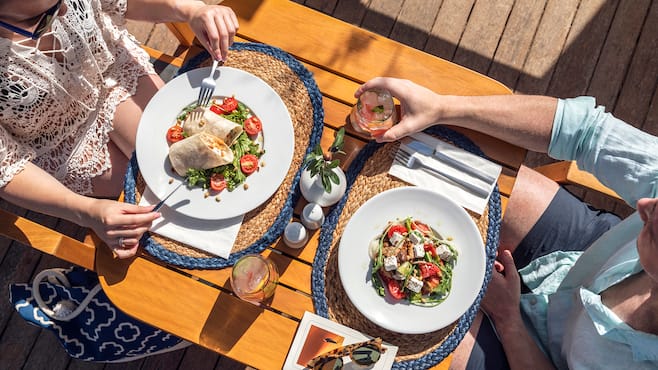 Pariskunnan ruoka-annokset ylhäältä päin kuvattuna.