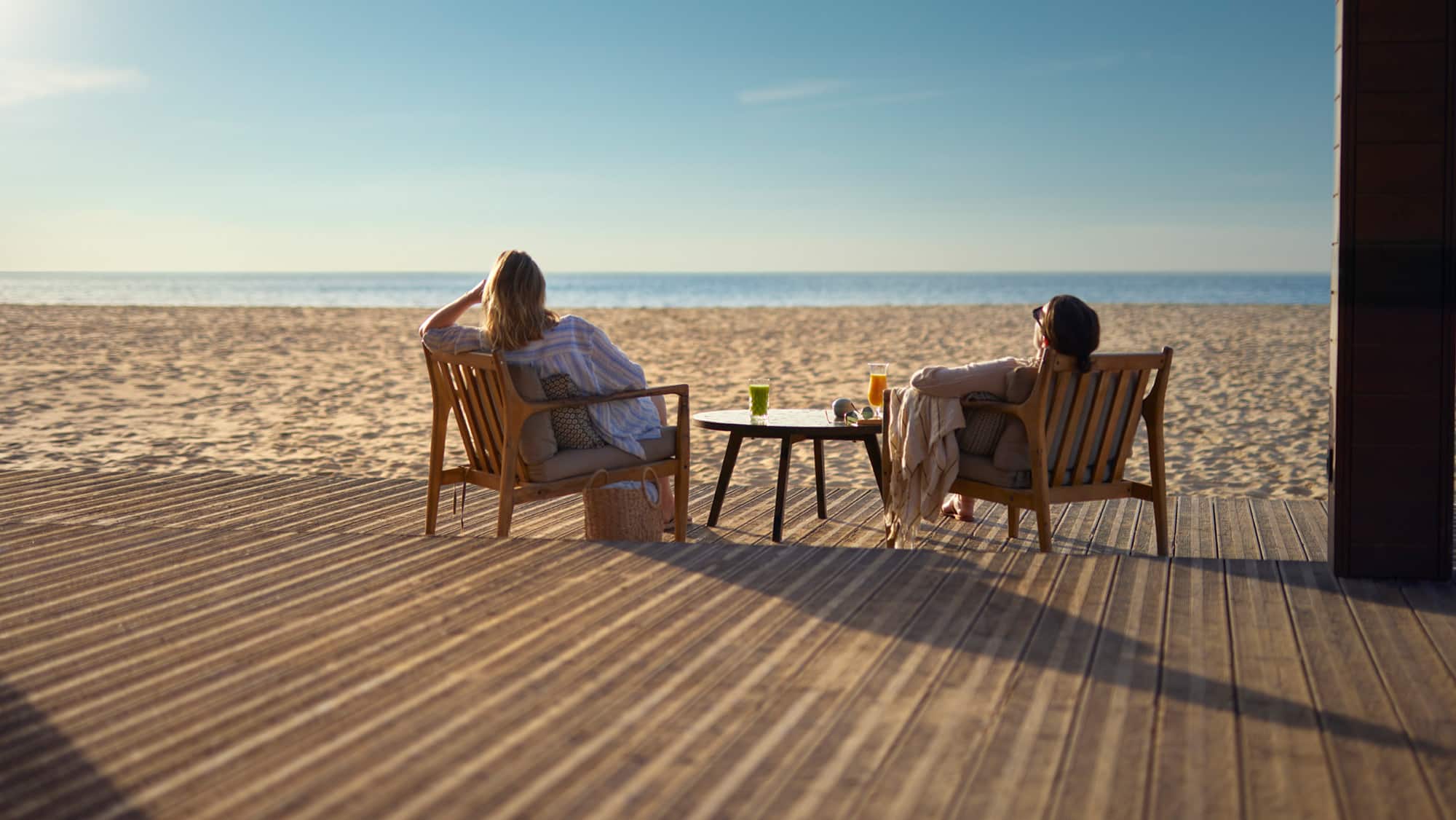 Aikuiset aurinkotuoleissa Kap Verdellä