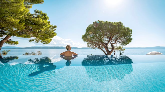 Nainen infinityaltaalla Kroatiassa