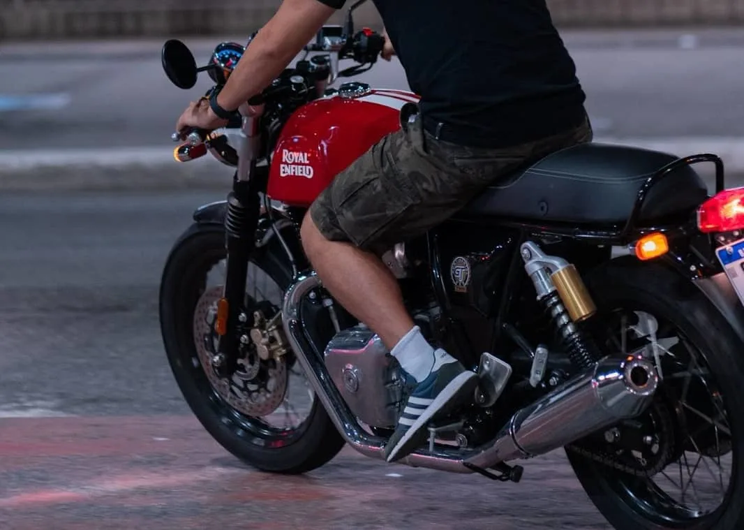 blog-bg-pode-andar-de-moto-de-chinelo-saiba-o-que-diz-a-lei