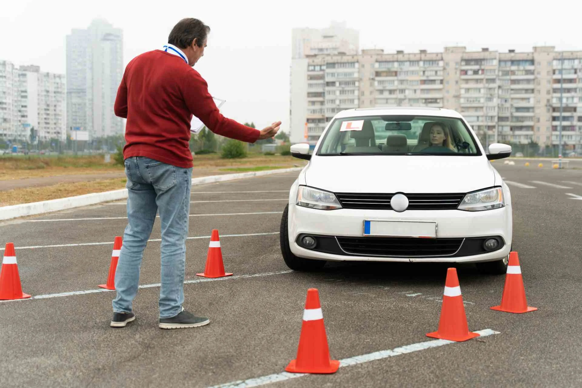 teste-de-direcao-com-carro-em-pista-de-obstaculos 