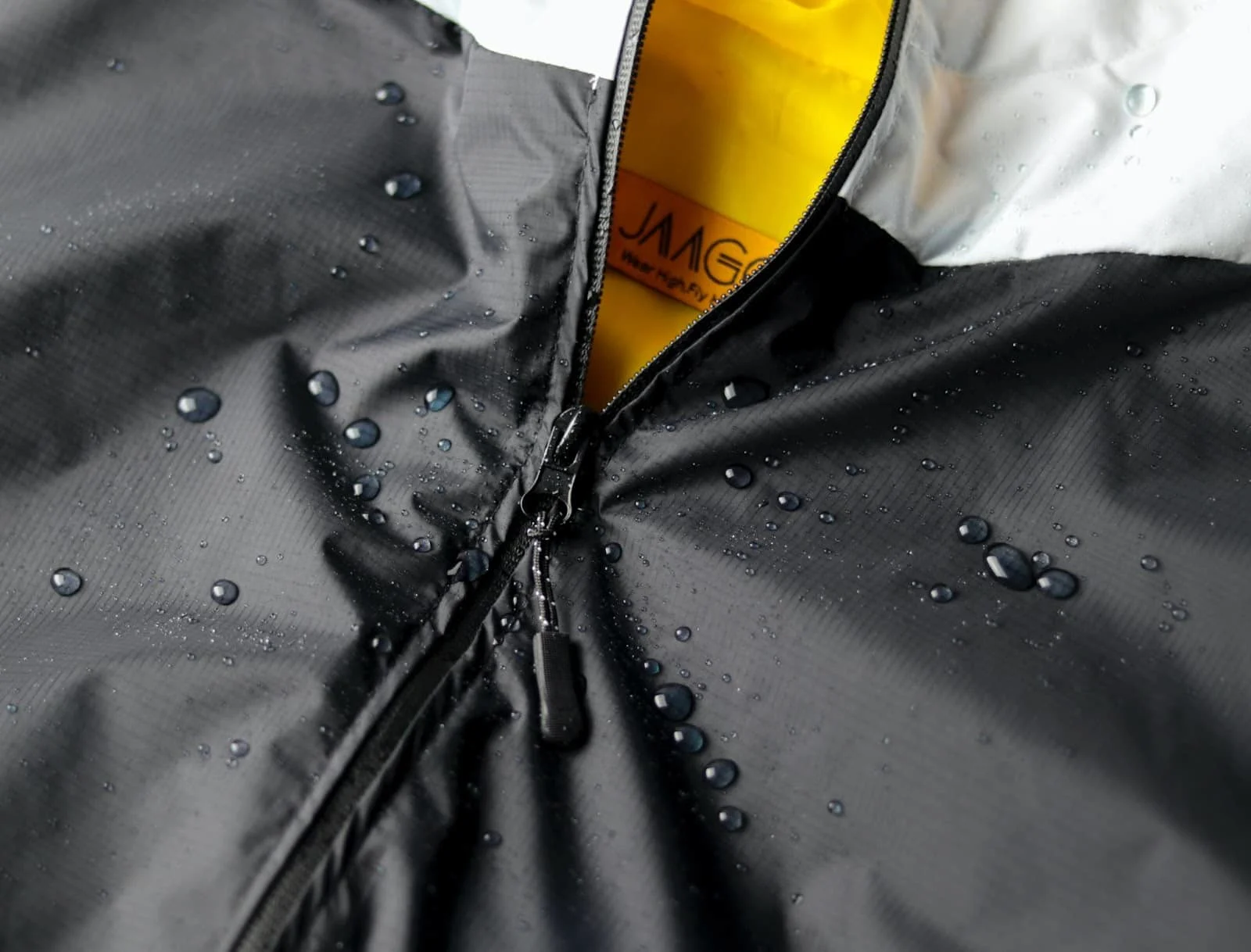 blog-bg-afinal-e-importante-usar-capa-de-chuva-para-motociclistas