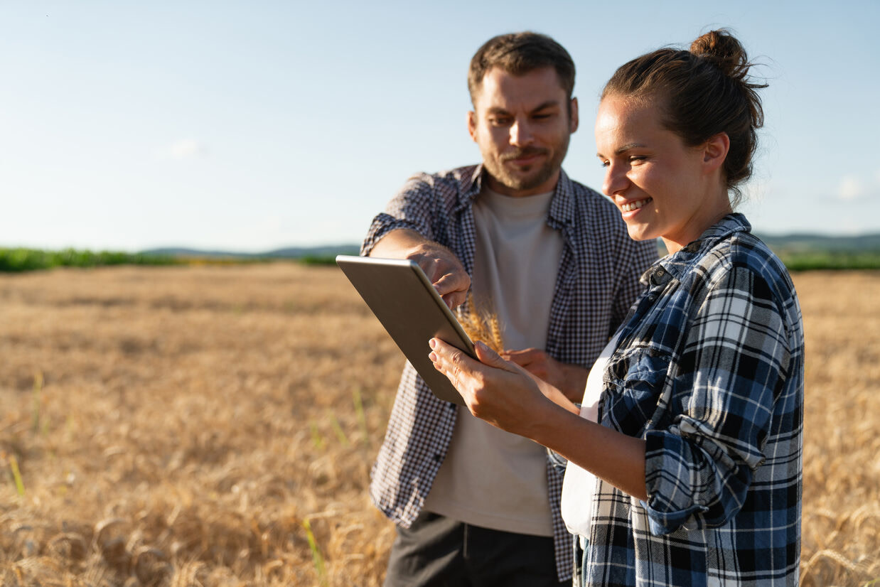 Agronomist and grower using agronomy software in the field