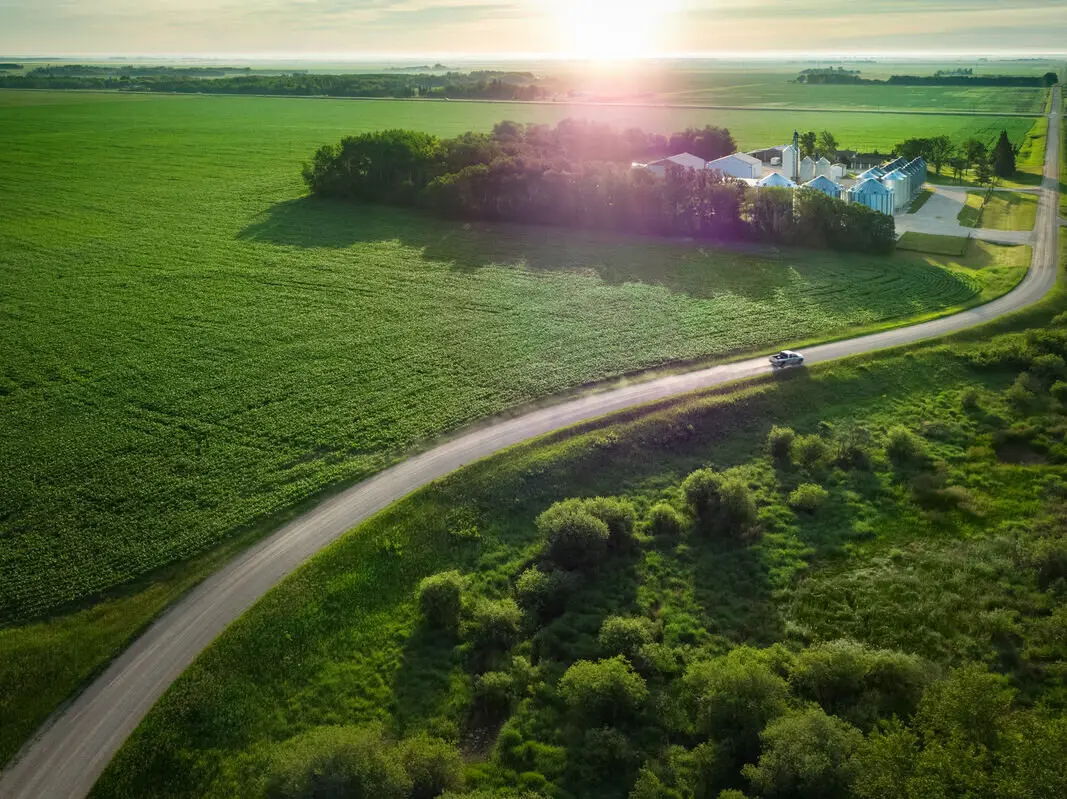 Perspective aérienne d'une ferme mettant en évidence la vente au détail de produits agricoles et la planification des récoltes.