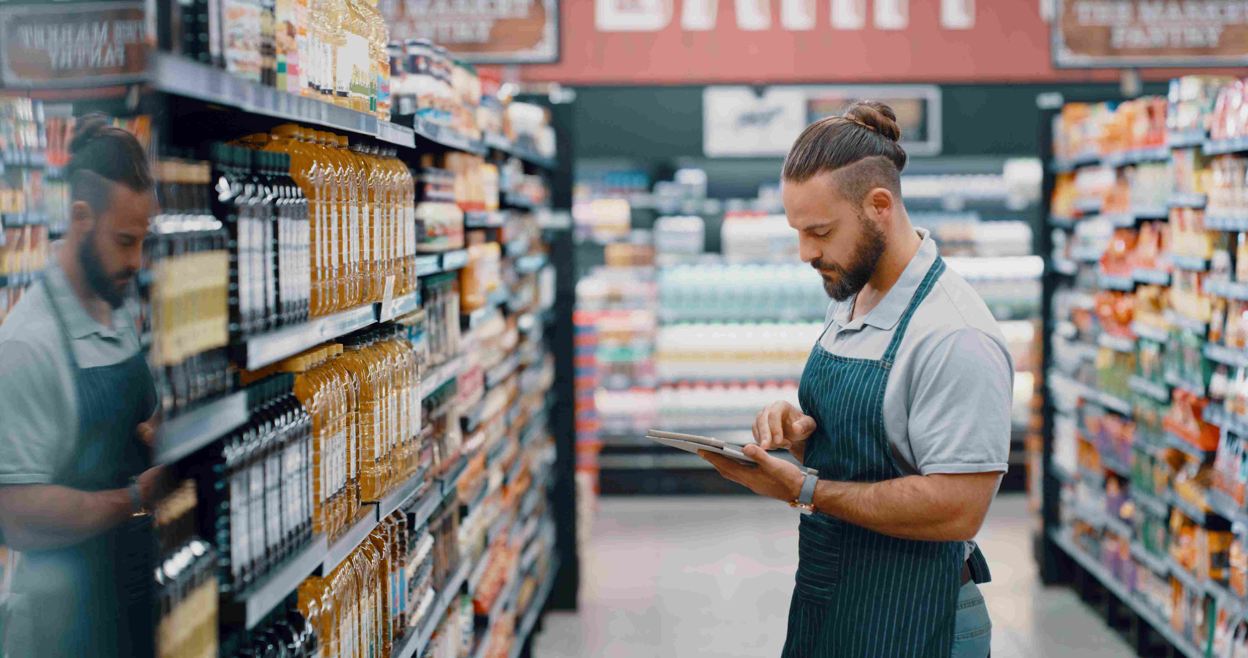 Man showing real-time retail execution data and automated order recommendations on a store shelf.

