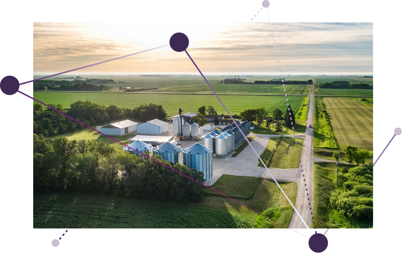 Vue aérienne d'une ferme et de silos